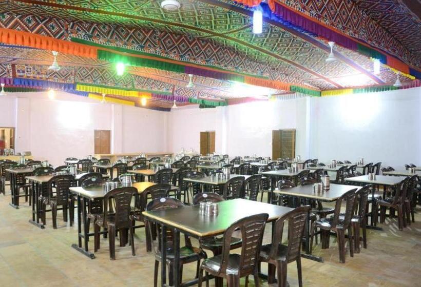 בית מלון כפרי Romiyo Desert Camp