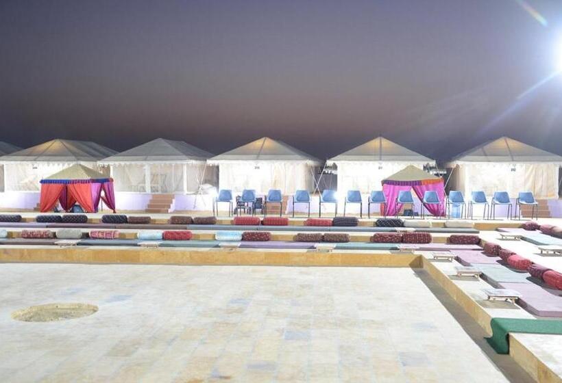 בית מלון כפרי Romiyo Desert Camp