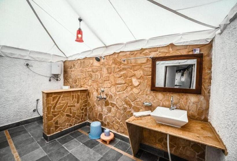 בית מלון כפרי Romiyo Desert Camp