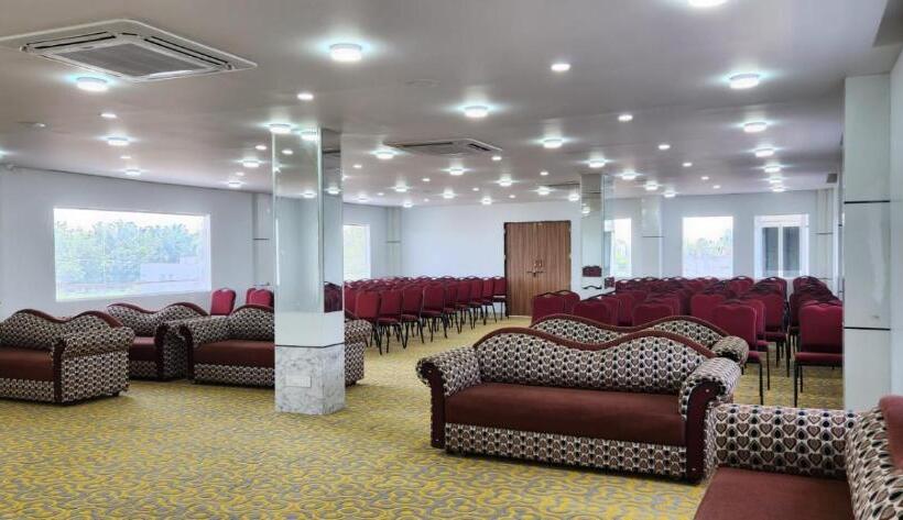 בית מלון כפרי Amulyaa Grand Inn