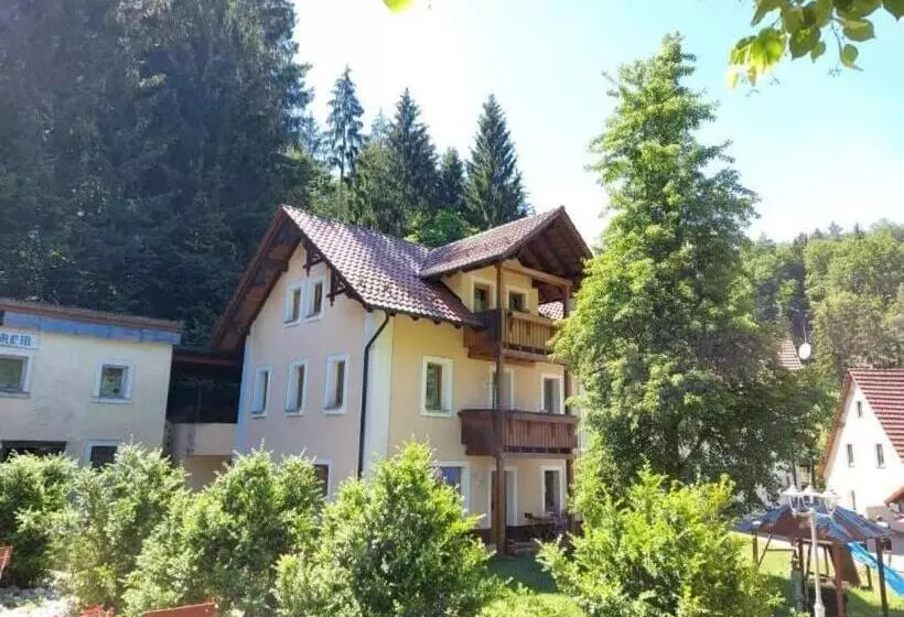 Jamas Hotel & Restaurant