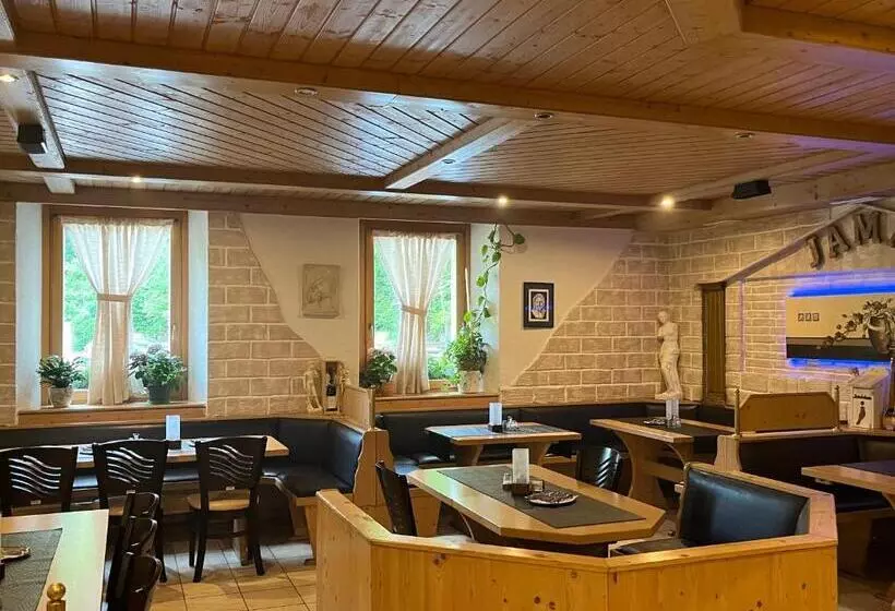 Jamas Hotel & Restaurant