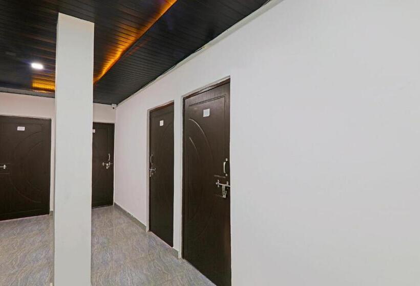 בית מלון כפרי Oyo Flagship Metro Guest House