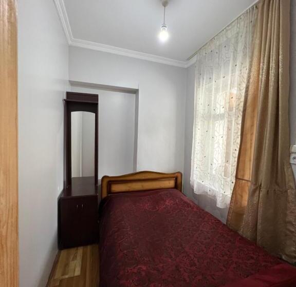 Manoni Ratiani S Hostel