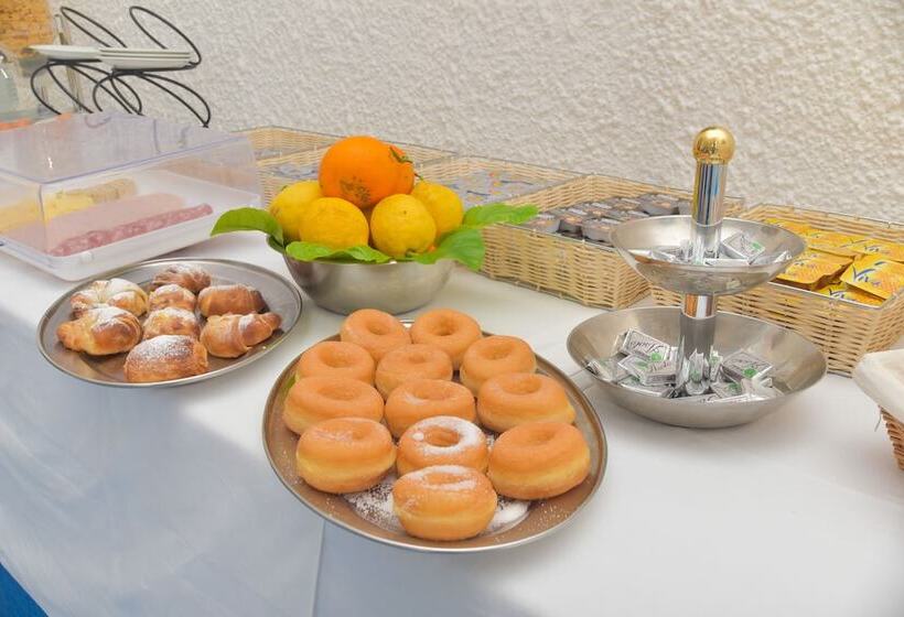 Отель Regina Del Mare