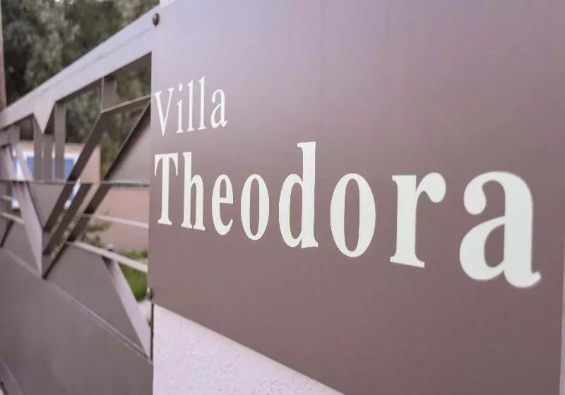 Hotelli Villa Theodora