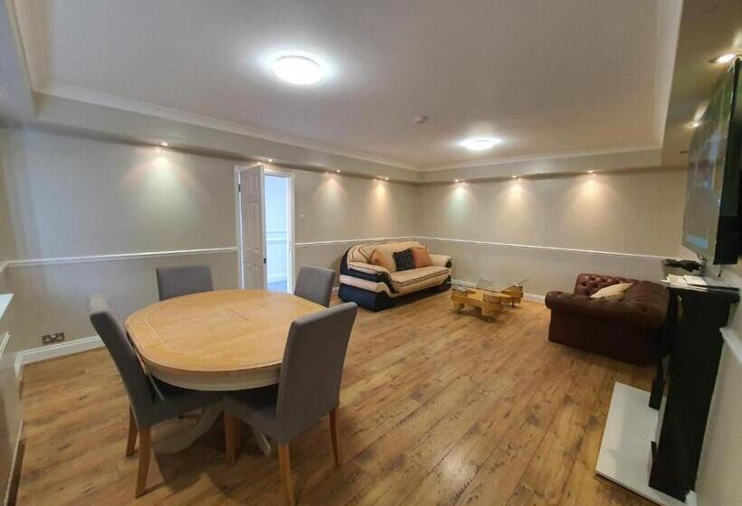 بنسيون Bungalow In Leafy Area