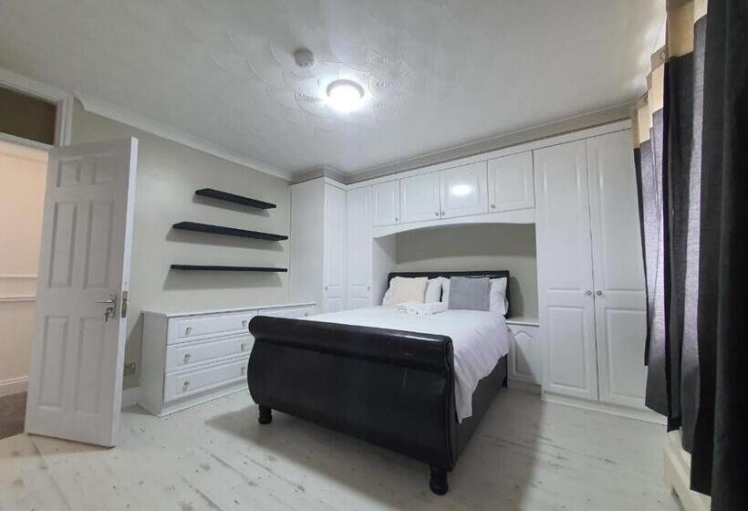 بنسيون Bungalow In Leafy Area