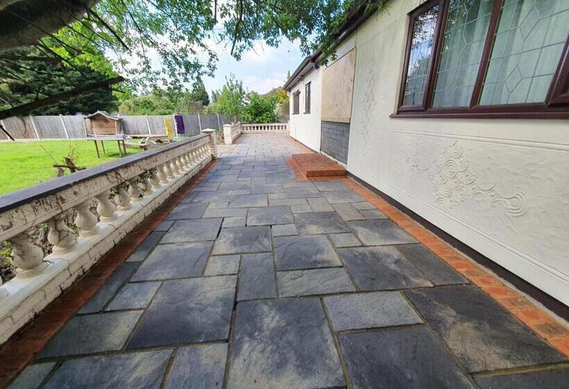 بنسيون Bungalow In Leafy Area