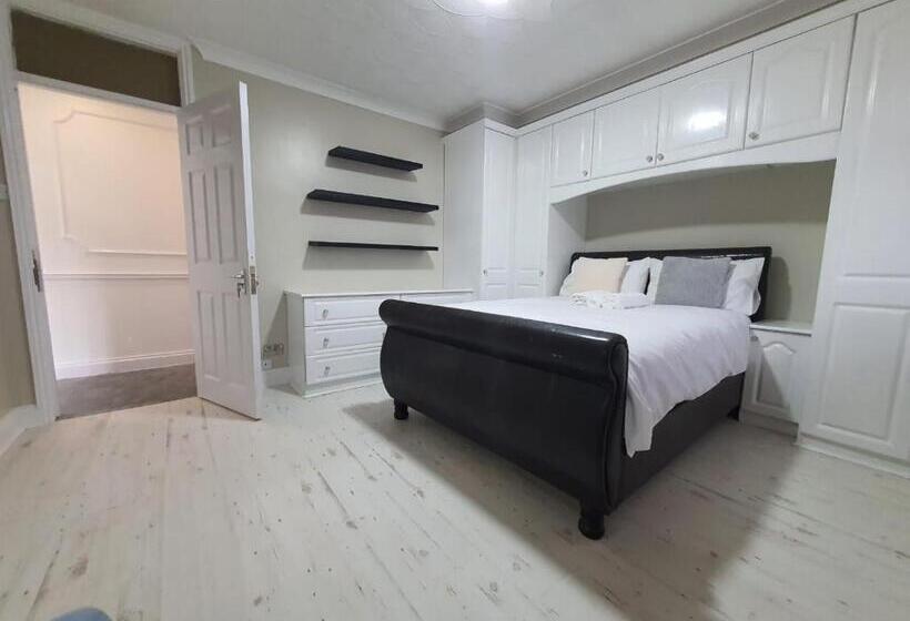 بنسيون Bungalow In Leafy Area