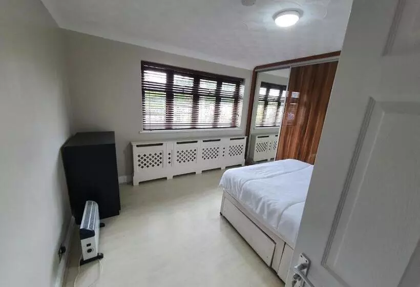 ペンション Bungalow In Leafy Area