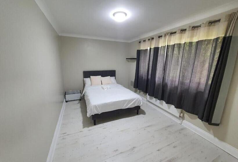 بنسيون Bungalow In Leafy Area