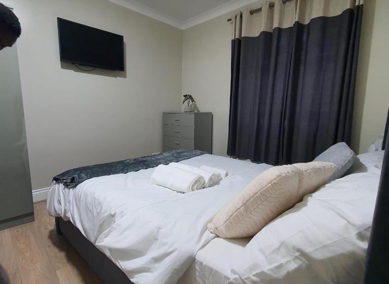 بنسيون Bungalow In Leafy Area