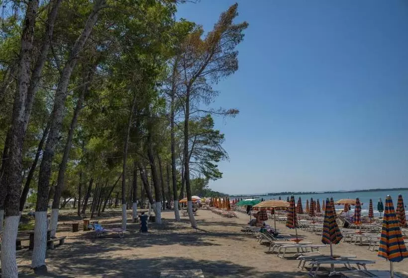 هتل Frojd Kune Resort & Beach