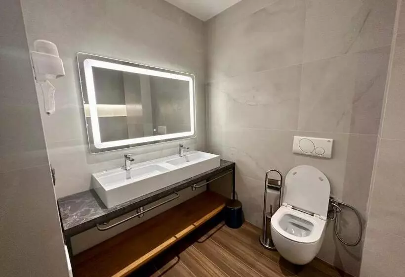 هتل Frojd Kune Resort & Beach