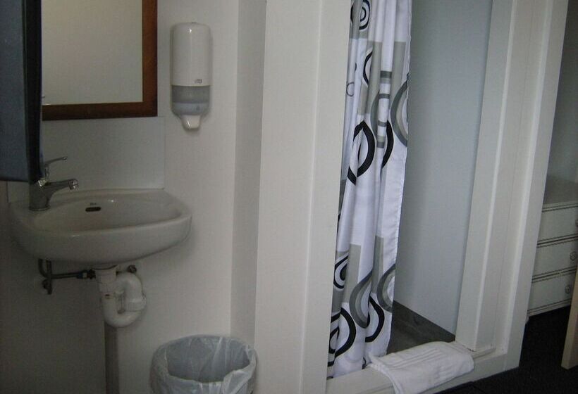 Общежитие Downtown Backpackers & Accommodation