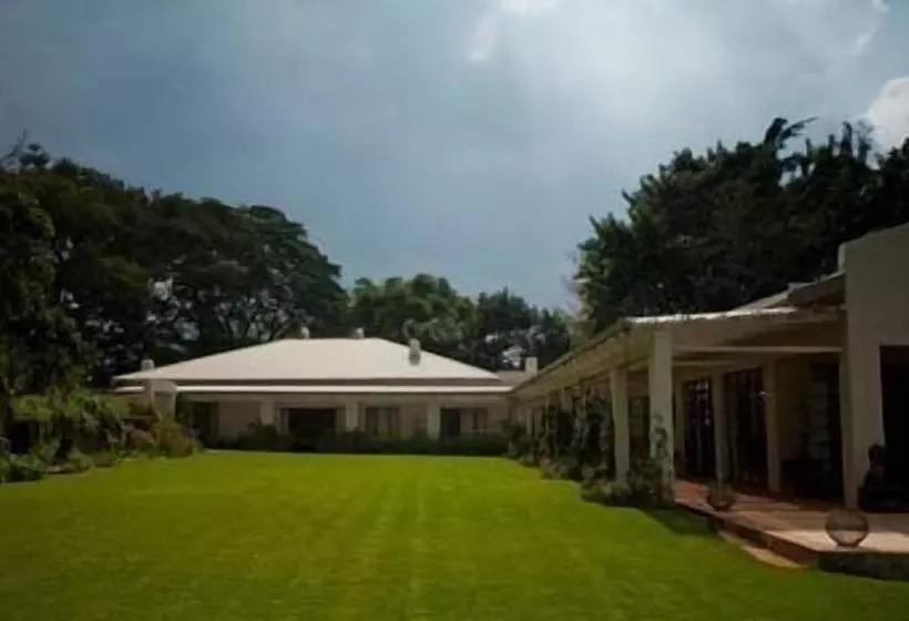 تختخواب و صبحانه Kings Walden Garden Manor