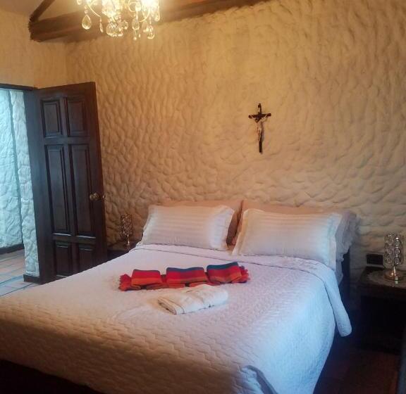 פונדק Quito Antiguo