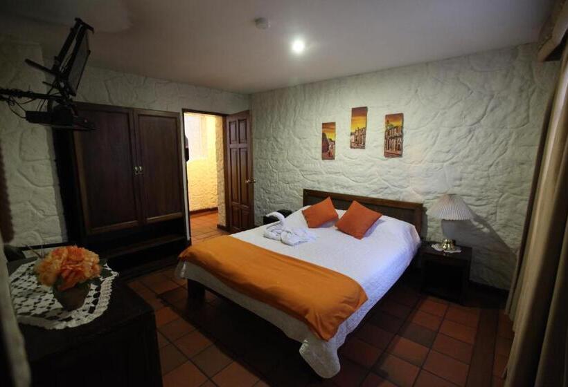 פונדק Quito Antiguo