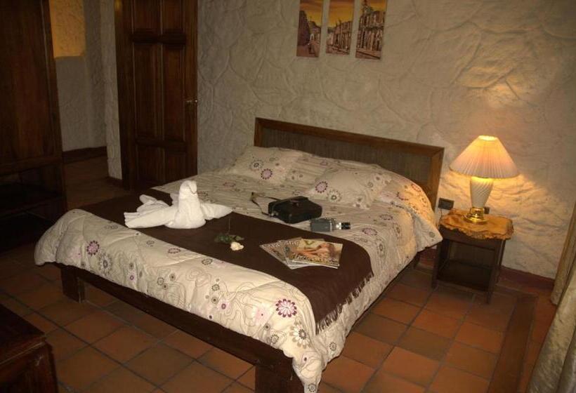 פונדק Quito Antiguo