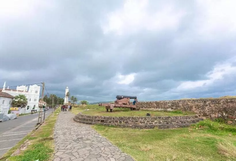 ホテル Fort Thari Inn