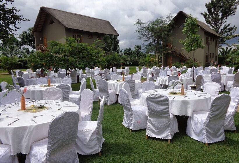 هتل Weru Weru River Lodge