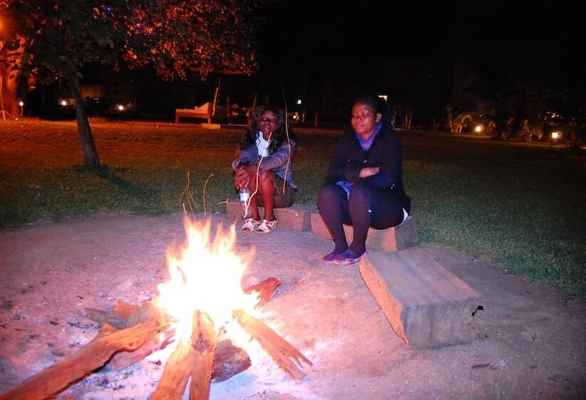 هتل Weru Weru River Lodge