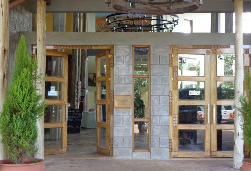 هتل Weru Weru River Lodge