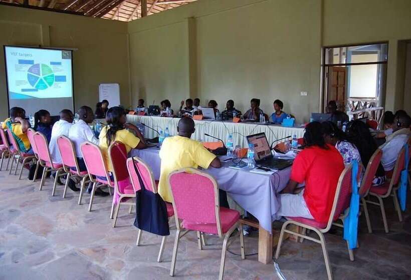 هتل Weru Weru River Lodge