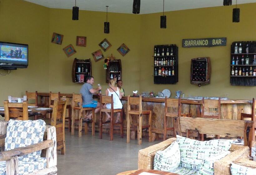 هتل Weru Weru River Lodge