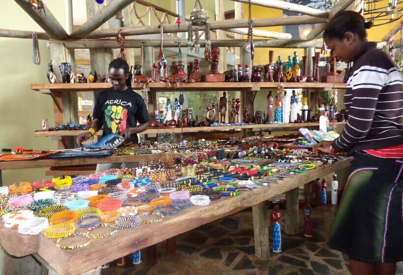 هتل Weru Weru River Lodge