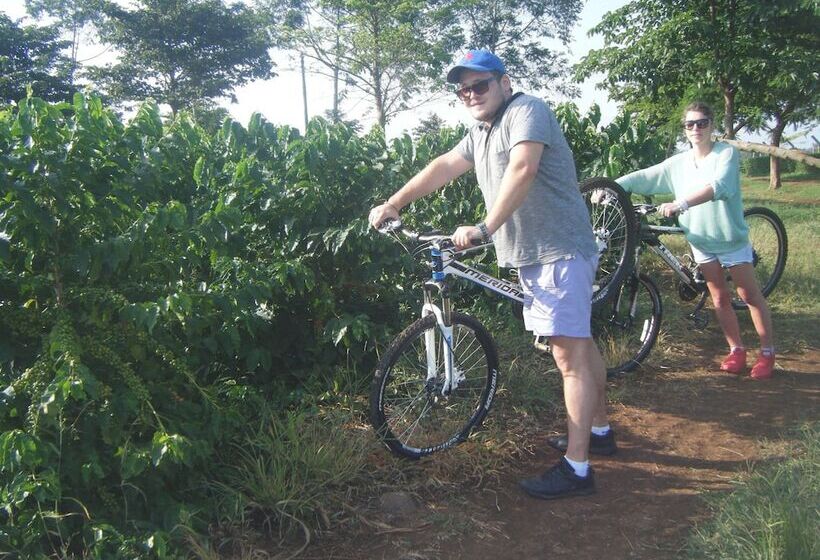 هتل Weru Weru River Lodge