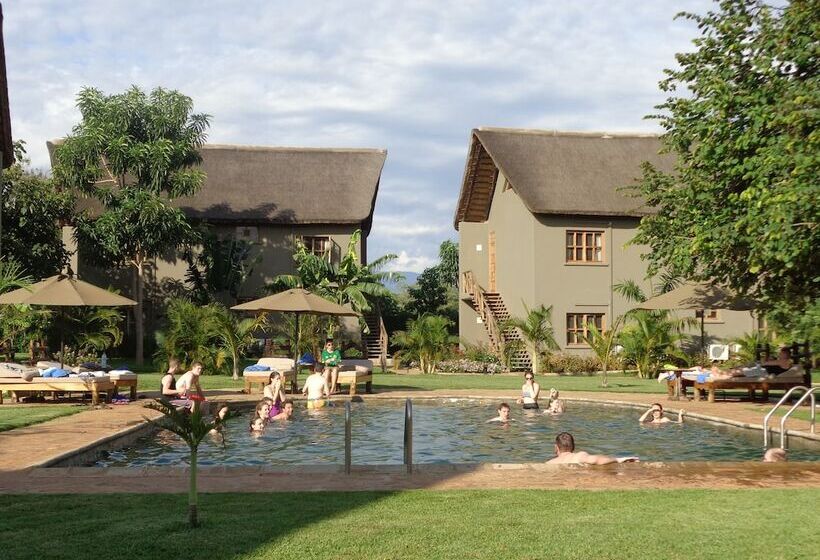 هتل Weru Weru River Lodge