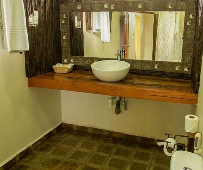 هتل Weru Weru River Lodge