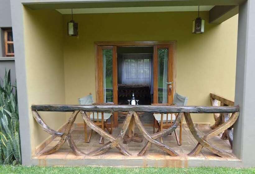 هتل Weru Weru River Lodge