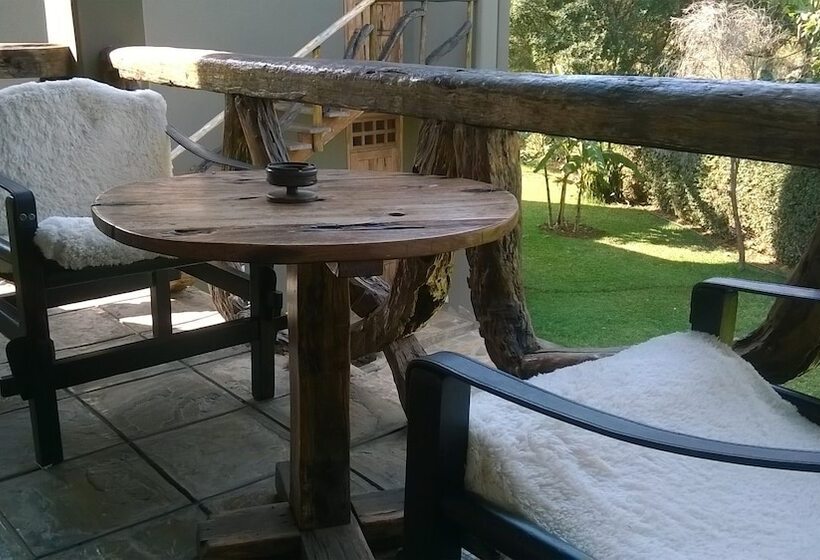 هتل Weru Weru River Lodge