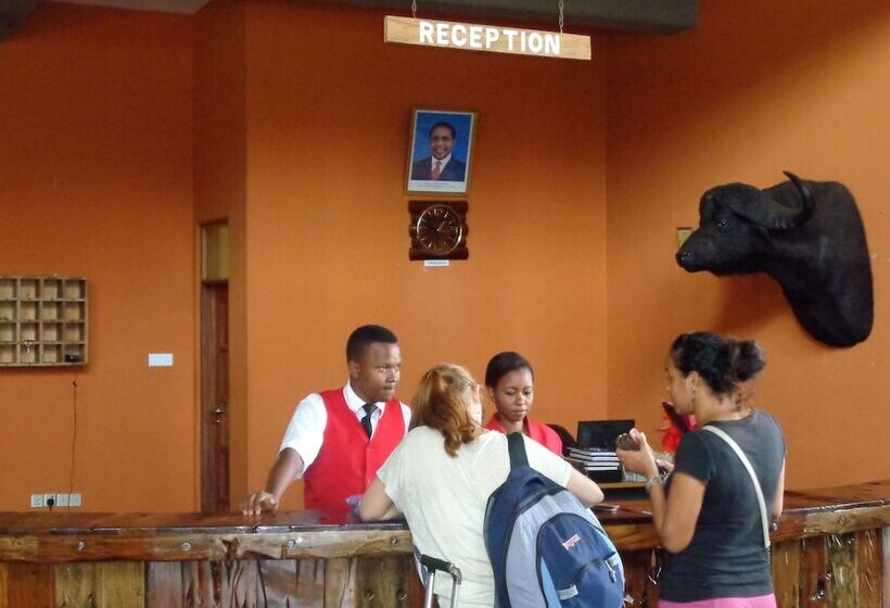 هتل Weru Weru River Lodge