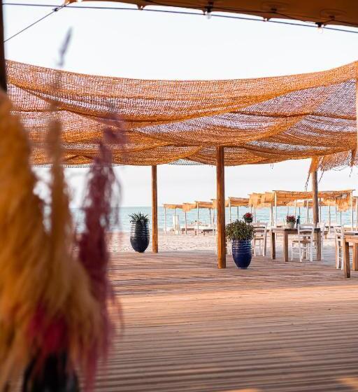 Отель Valerio Resort Beach Club