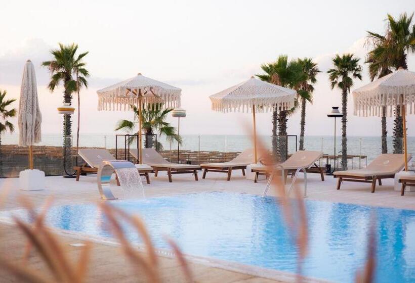 Отель Valerio Resort Beach Club