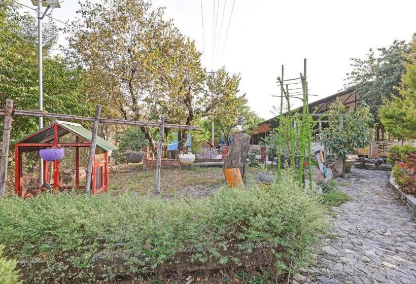 Hotelli Collection O 88138 Furbish Waterfall Resort