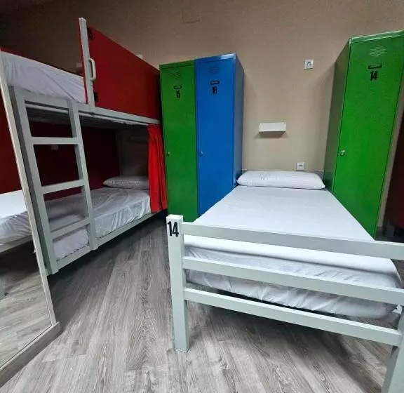 ホテル Hostel Llanes