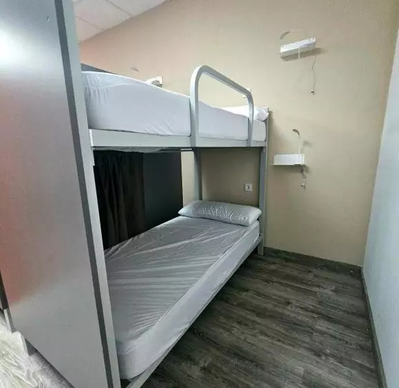 ホテル Hostel Llanes