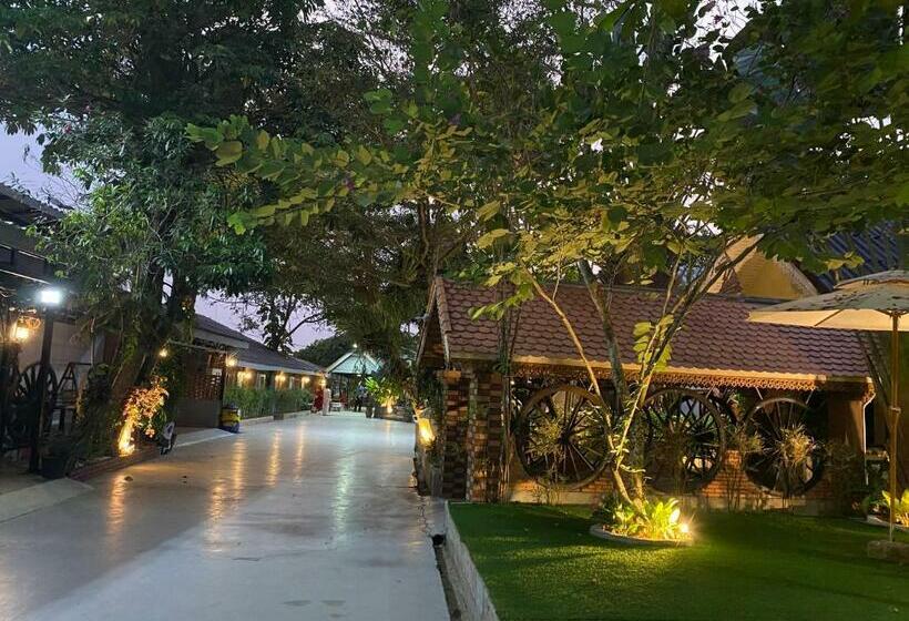 هتل Sareth Resort