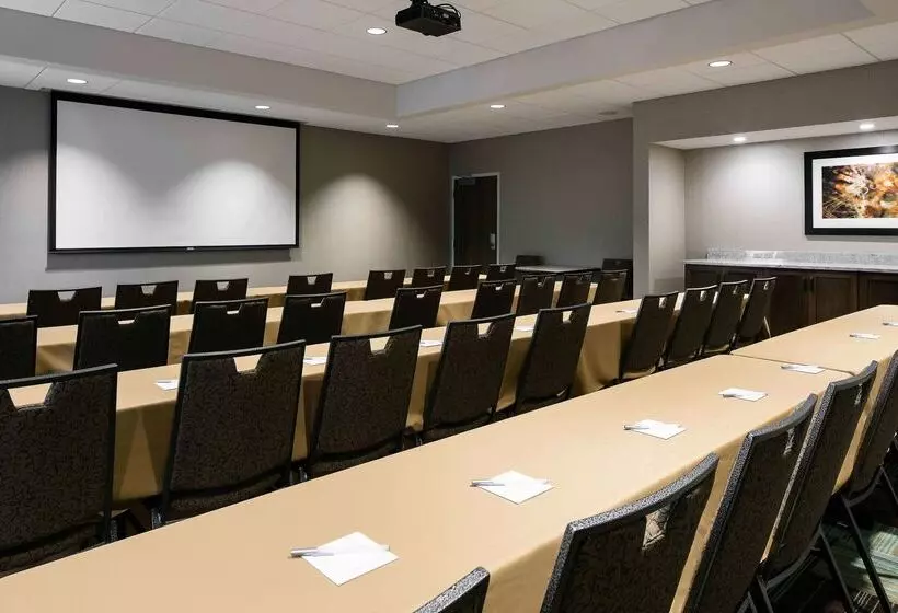 ホテル Hampton Inn & Suites Hudson