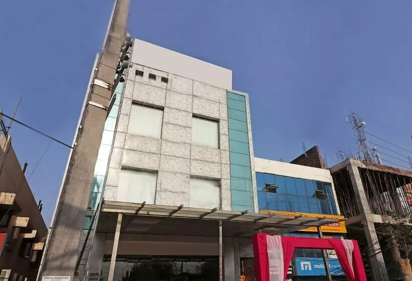 ホテル Oyo Premium Neelam Chowk