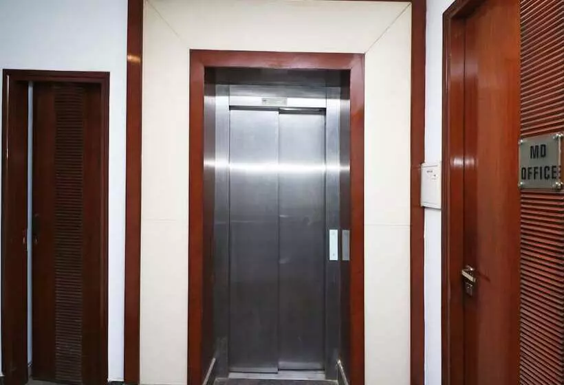 ホテル Oyo Premium Neelam Chowk