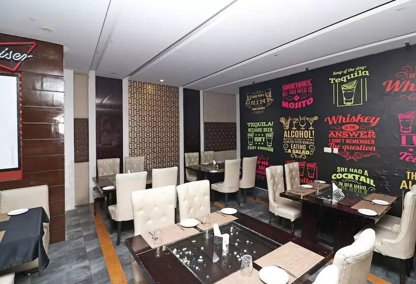 ホテル Oyo Premium Neelam Chowk
