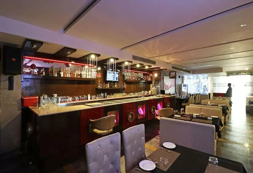ホテル Oyo Premium Neelam Chowk