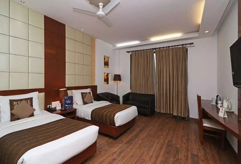 ホテル Oyo Premium Neelam Chowk