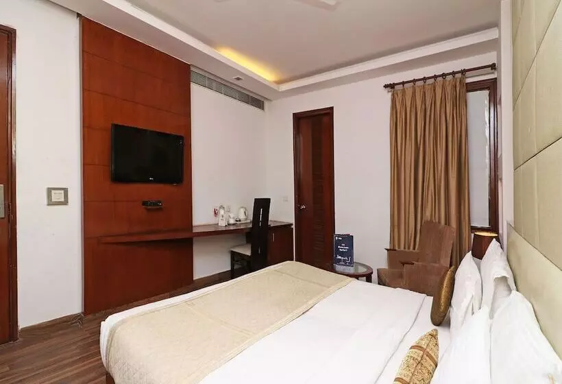 ホテル Oyo Premium Neelam Chowk